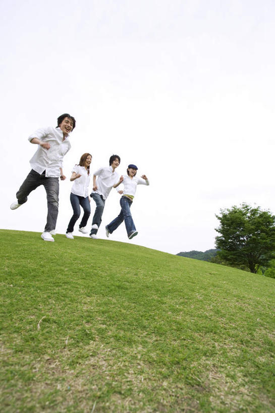 东方人,头发,四个人,伙伴,朋友,跳,伸展双臂,竖图,室外,白天,仰视,旅游,度假,游戏,友谊,成功,合作,团队,集体,信心,草地,草坪,植物,亚洲,阴影,服装,光线,影子,云,云朵,半空,玩,云彩,抬腿,休闲装,黄种人,娱乐,队伍,草,树,树木,衣服,蓝色,绿色,白色,黑色,白云,蓝天,天空,阳光,自然,天,张嘴,享受,休闲,休闲服,放松,服饰,生长,成长,活动,喊叫,呼喊,成就,发泄,消遣,智力,合伙,张大嘴巴,宣泄,友情,男人,男性,年轻男性,年轻女性,女人,女性,亚洲人,张开嘴,敞开双臂,伸开双臂,跳跃,玩耍,嬉戏,展开双肩,张开手臂,张开双臂,彩图,低角度拍摄,全身