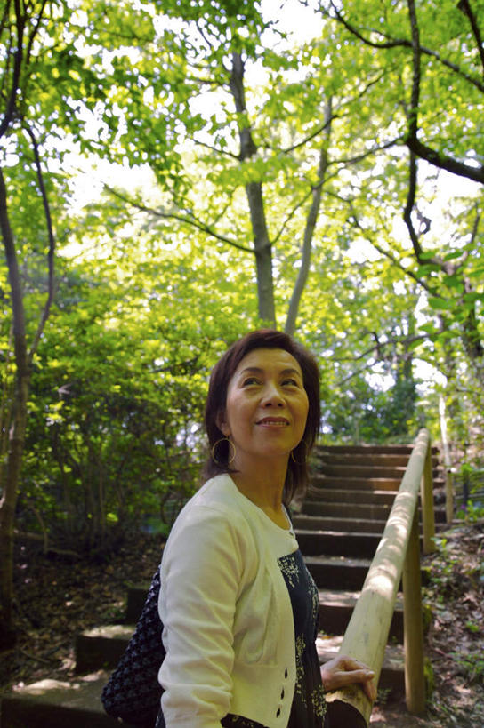 东方人,背,头发,一个人,栏杆,站,笑,摸,微笑,露齿笑,竖图,室外,白天,侧面,旅游,度假,草地,草坪,植物,楼梯,亚洲,仅一个年轻女性,仅一个女性,仅一个人,抚摸,阴影,服装,光线,包,扶手,皮包,影子,阶梯,扭头,注视,休闲装,黄种人,娱乐,护栏,台阶,草,树,树木,一个,衣服,黄色,蓝色,绿色,黑色,蓝天,天空,阳光,自然,天,背着,扶,观察,看,站着,转头,享受,休闲,休闲服,放松,服饰,生长,单个,成长,观看,单肩包,察看,扶着,关注,年轻女性,女人,女性,亚洲人,触摸,接触,站立,半身,彩图