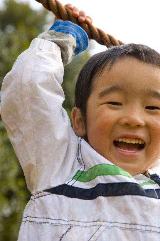 东方人,儿童,头发,一个人,站,举,笑,摸,微笑,露齿笑,竖图,室外,白天,正面,旅游,度假,纯洁,植物,亚洲,仅一个男性,仅一个人,一根,抚摸,阴影,条纹,服装,光线,影子,注视,休闲装,黄种人,娱乐,树,树木,小孩,衣服,蓝色,绿色,白色,黑色,蓝天,天空,阳光,自然,绳子,天,观察,看,托,站着,张嘴,仅一个小孩,享受,休闲,休闲服,放松,可爱,童年,童趣,服饰,生长,成长,观看,绳索,察看,关注,张大嘴巴,童真,烂漫,无邪,天真,男孩,男人,男性,亚洲人,孩子,张开嘴,触摸,接触,举起,举手,举着,向上举,向上伸,向上托,站立,半身,彩图,男生