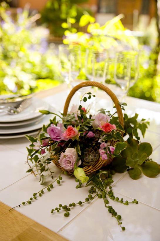 无人,竖图,俯视,室内,白天,爱情,植物,餐桌,桌子,杯子,餐具,许多,阴影,装饰,盛开,光线,碟子,高脚杯,盘,盆栽,影子,盆景,红酒杯,花蕾,玻璃制品,花,花瓣,花朵,鲜花,粉色,绿色,阳光,自然,盘子,酒杯,碟,花苞,花蕊,生长,成长,餐台,华丽,修饰,桔梗花,僧冠帽,点缀,柔顺,六角荷,永恒,梗草,悲哀,衬托,美观,雅致,雅观,诚实,无望,玻璃杯,彩图,高角度拍摄