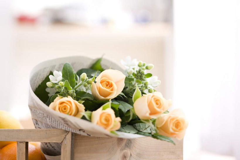 无人,横图,室内,特写,白天,正面,爱情,幸福,纯洁,热情,玫瑰,叶子,椅子,阴影,朦胧,模糊,盛开,光线,影子,木椅,墙,绿叶,玫瑰花,浪漫,花蕾,墙壁,墙面,花,花瓣,花朵,鲜花,黄色,阳光,花束,花苞,花蕊,一束,温暖,温馨,嫩叶,恩爱,和睦,感动,尊敬,天真,刺玫花,徘徊花,叶,叶片,彩图,融洽