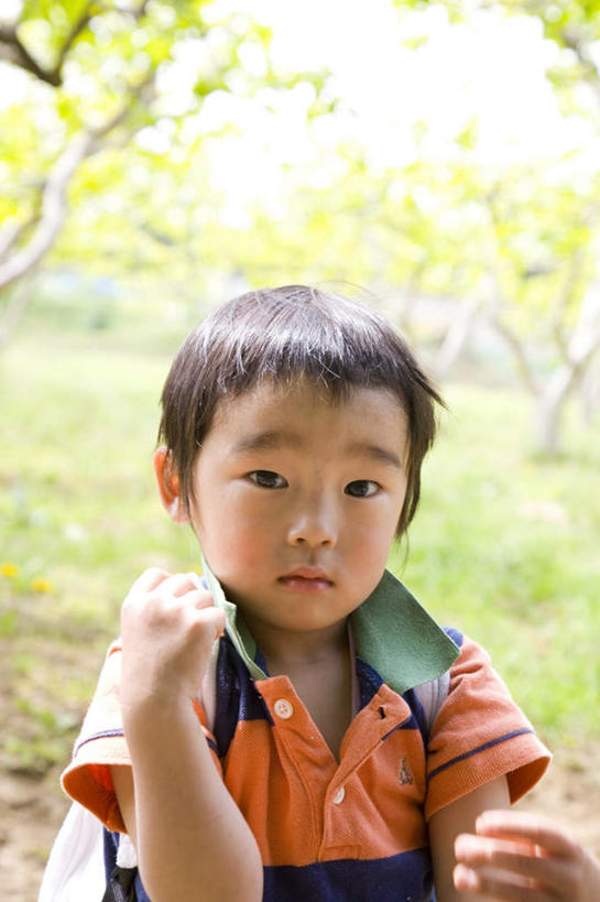 东方人,儿童,头发,一个人,站,笑,摸,微笑,露齿笑,竖图,室外,白天,正面,旅游,度假,纯洁,草地,草坪,植物,亚洲,仅一个男性,仅一个人,抚摸,阴影,服装,光线,影子,注视,休闲装,黄种人,娱乐,草,树,树木,小孩,衣服,黄色,蓝色,绿色,黑色,蓝天,天空,阳光,自然,天,观察,看,站着,仅一个小孩,享受,休闲,休闲服,放松,可爱,童年,童趣,服饰,生长,成长,观看,察看,关注,童真,烂漫,无邪,天真,男孩,男人,男性,亚洲人,孩子,触摸,接触,站立,半身,彩图,男生