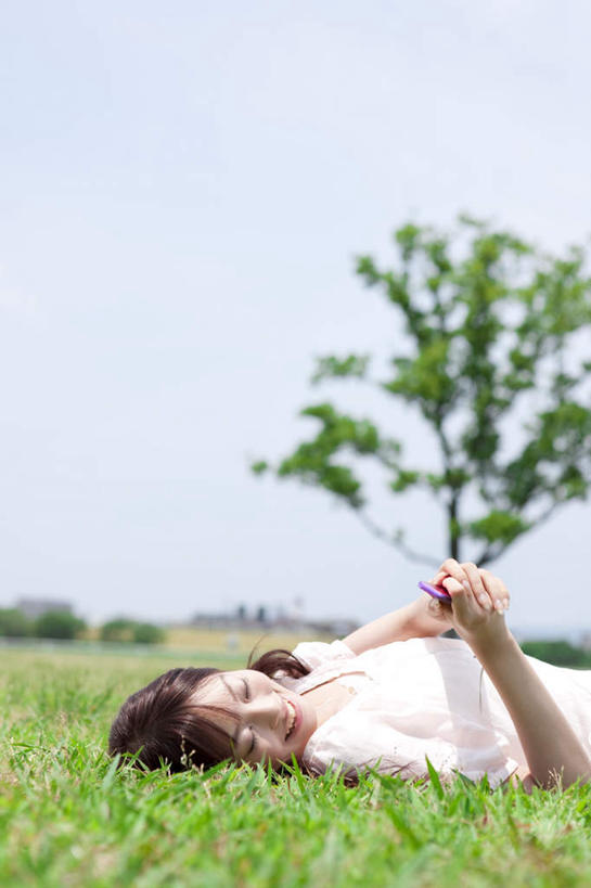 东方人,头发,一个人,躺,闭眼,笑,摸,微笑,露齿笑,竖图,室外,白天,正面,旅游,度假,草地,草坪,植物,亚洲,仅一个年轻女性,仅一个女性,仅一个人,抚摸,握,阴影,服装,光线,影子,云,云朵,拿,云彩,拿着,扭头,休闲装,黄种人,娱乐,草,树,树木,衣服,蓝色,绿色,白色,黑色,白云,蓝天,天空,阳光,自然,天,转头,享受,休闲,休闲服,放松,握着,服饰,生长,成长,卧着,年轻女性,女人,女性,亚洲人,长发,闭眼睛,闭着眼,闭着眼睛,触摸,接触,躺着,卧,半身,彩图