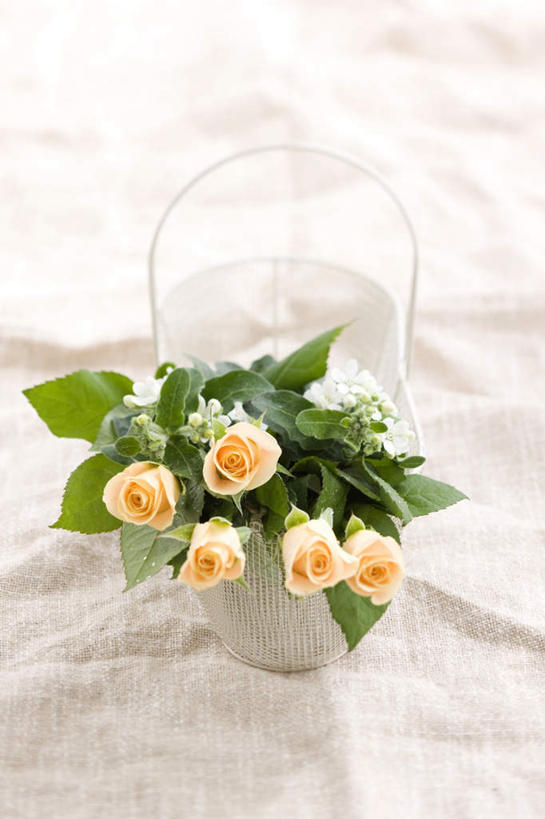 无人,竖图,俯视,室内,白天,爱情,幸福,纯洁,热情,桌面,玫瑰,花瓶,叶子,阴影,盛开,光线,影子,绿叶,玫瑰花,浪漫,花蕾,玻璃制品,花,花瓣,花朵,鲜花,黄色,阳光,玻璃瓶,瓶子,花苞,花蕊,温暖,温馨,嫩叶,恩爱,和睦,感动,尊敬,天真,刺玫花,徘徊花,叶,叶片,彩图,高角度拍摄,融洽