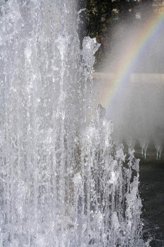 无人,竖图,室外,白天,正面,旅游,度假,彩虹,草地,草坪,美景,水,植物,喷泉,东京,日本,亚洲,阴影,波纹,飞溅,溅,光线,液体,影子,景观,水滴,文化,娱乐,水珠,草,树,树木,绿色,水纹,阳光,自然,波浪,品味,享受,休闲,景色,放松,生长,成长,喷洒,自然风光,水景,东亚,本州,关东地方,本州岛,日本国,东京都,美观,设计,虹,虹桥,七彩虹,天虹,彩图