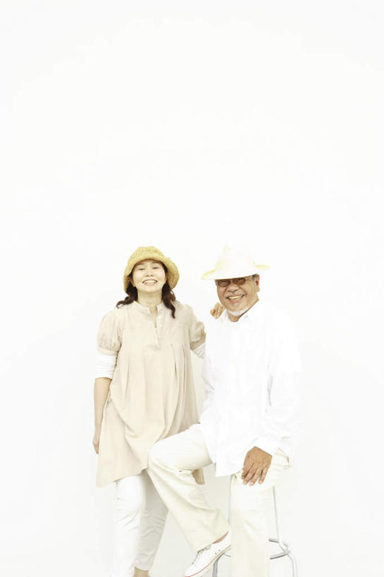 东方人,头发,两个人,家庭,夫妻,站,坐,笑,摸,微笑,露齿笑,竖图,室内,白天,白色背景,正面,爱情,帽子,椅子,亚洲,抚摸,服装,浪漫,抬腿,依偎,注视,休闲装,黄种人,两个,衣服,白色,黑色,观察,看,靠,靠着,倚靠,站着,休闲,温暖,温馨,一家人,休闲服,恩爱,恋人,摄影,服饰,影棚,观看,踮脚,和睦,察看,倚着,关注,依附,依赖,投靠,老年男性,老年女性,男人,男性,女人,女性,亚洲人,长发,夫妇,情侣,触摸,接触,站立,坐着,彩图,全身,影棚拍摄,拍摄,伴侣,融洽