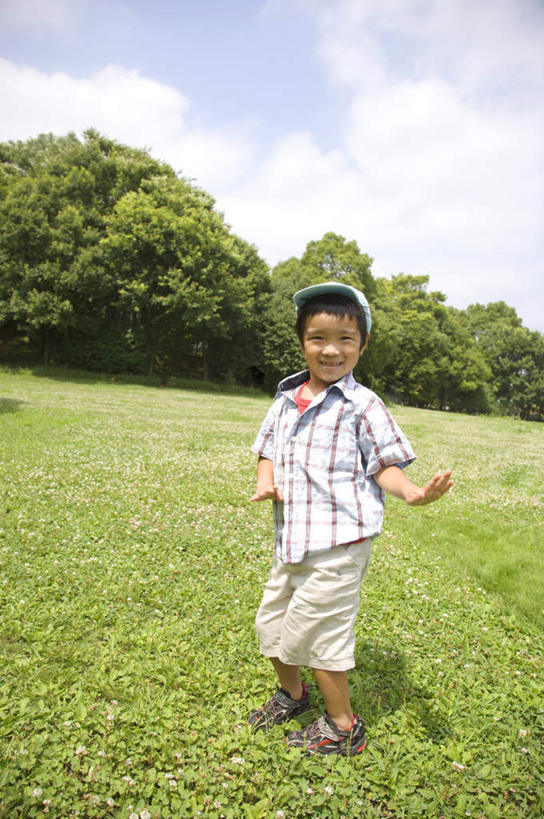 东方人,儿童,头发,一个人,站,笑,微笑,露齿笑,竖图,室外,白天,正面,旅游,度假,纯洁,草地,草坪,植物,亚洲,仅一个男性,仅一个人,阴影,条纹,服装,光线,影子,云,云朵,云彩,注视,休闲装,黄种人,娱乐,草,树,树木,小孩,衣服,蓝色,绿色,白色,黑色,白云,蓝天,天空,阳光,自然,天,观察,看,站着,仅一个小孩,享受,休闲,休闲服,放松,可爱,童年,童趣,服饰,生长,成长,观看,察看,关注,童真,烂漫,无邪,天真,男孩,男人,男性,亚洲人,孩子,站立,彩图,全身,男生