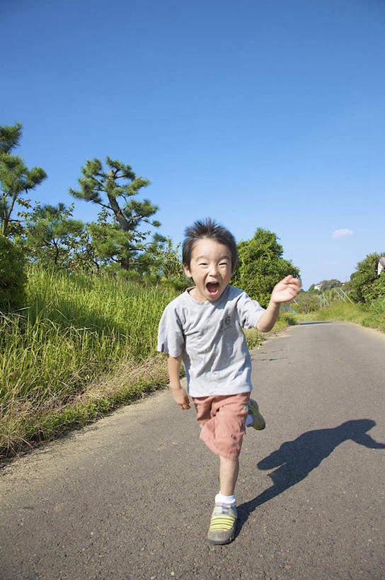 东方人,儿童,头发,一个人,站,跑,伸展双臂,竖图,室外,白天,正面,锻炼,旅游,度假,纯洁,运动,草地,草坪,植物,道路,路,亚洲,仅一个男性,仅一个人,阴影,服装,光线,影子,小路,交通,抬腿,休闲装,黄种人,娱乐,草,树,树木,小孩,衣服,蓝色,绿色,白色,黑色,蓝天,天空,阳光,自然,天,站着,张嘴,仅一个小孩,享受,休闲,休闲服,放松,可爱,童年,童趣,服饰,乡间小路,生长,晴朗,成长,张大嘴巴,童真,烂漫,无邪,万里无云,体育,天真,男孩,男人,男性,亚洲人,孩子,长发,晴空,晴空万里,张开嘴,敞开双臂,跑步,伸开双臂,展开双肩,站立,张开手臂,张开双臂,彩图,全身,健身,男生