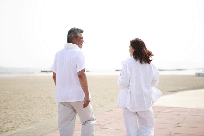 东方人,头发,两个人,家庭,夫妻,站,笑,微笑,露齿笑,横图,室外,白天,爱情,旅游,度假,海浪,海洋,沙滩,亚洲,阴影,服装,光线,沙子,影子,海岸,浪花,云,云朵,沙地,浪漫,云彩,扭头,注视,休闲装,黄种人,娱乐,相视,背面,衣服,蓝色,白色,黑色,白云,蓝天,天空,阳光,海水,天,观察,看,站着,转头,享受,休闲,温暖,温馨,一家人,面对面,休闲服,恩爱,放松,恋人,服饰,观看,对视,和睦,察看,关注,相对,海景,相看,老年男性,老年女性,男人,男性,女人,女性,亚洲人,长发,夫妇,情侣,大海,风浪,海,海水的波动,海滩,近岸浪,涌浪,站立,半身,彩图,伴侣,融洽