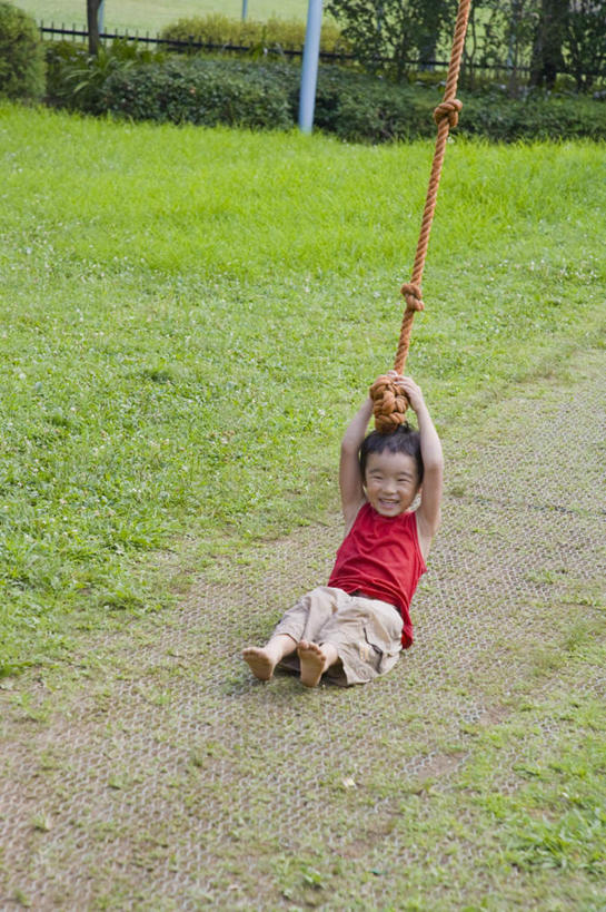 东方人,儿童,头发,一个人,坐,举,笑,摸,微笑,露齿笑,竖图,室外,白天,正面,旅游,度假,游戏,纯洁,草地,草坪,植物,亚洲,仅一个男性,仅一个人,一根,抚摸,阴影,服装,光线,影子,玩,注视,休闲装,黄种人,娱乐,草,树,树木,小孩,衣服,红色,绿色,黑色,阳光,自然,绳子,观察,看,托,仅一个小孩,享受,休闲,休闲服,放松,可爱,童年,童趣,服饰,生长,成长,观看,活动,绳索,察看,发泄,关注,消遣,智力,童真,烂漫,无邪,宣泄,天真,男孩,男人,男性,亚洲人,孩子,触摸,接触,举起,举手,举着,玩耍,嬉戏,向上举,向上伸,向上托,坐着,彩图,全身,男生