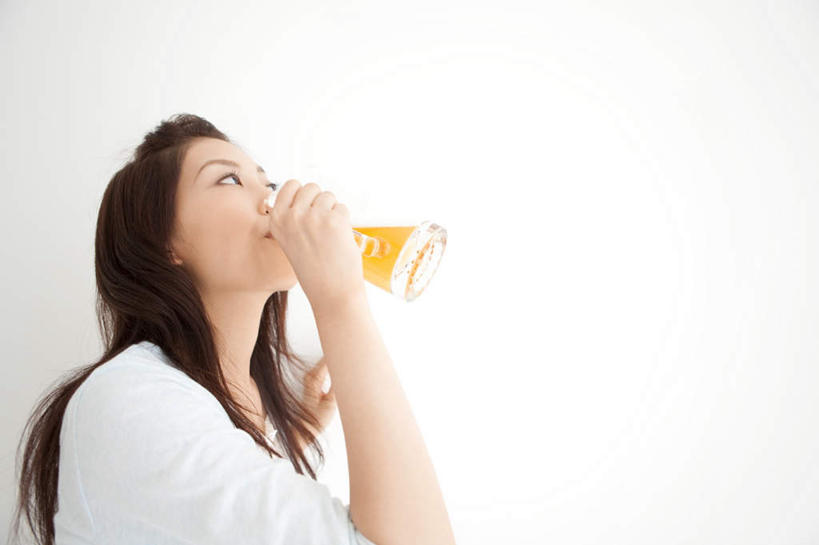 啤酒,东方人,头发,一个人,站,举,笑,摸,微笑,露齿笑,横图,室内,白天,白色背景,侧面,杯子,亚洲,仅一个年轻女性,仅一个女性,仅一个人,抚摸,喝,握,服装,酒类,一杯,拿,拿着,注视,休闲装,黄种人,玻璃制品,酒,饮料,一个,衣服,白色,黑色,酒杯,啤酒杯,观察,看,托,站着,休闲,休闲服,握着,摄影,服饰,影棚,单个,观看,察看,关注,年轻女性,女人,女性,亚洲人,长发,玻璃杯,触摸,接触,举起,举手,举着,抬头,向上举,向上伸,向上托,仰头,站立,半身,彩图,影棚拍摄,拍摄