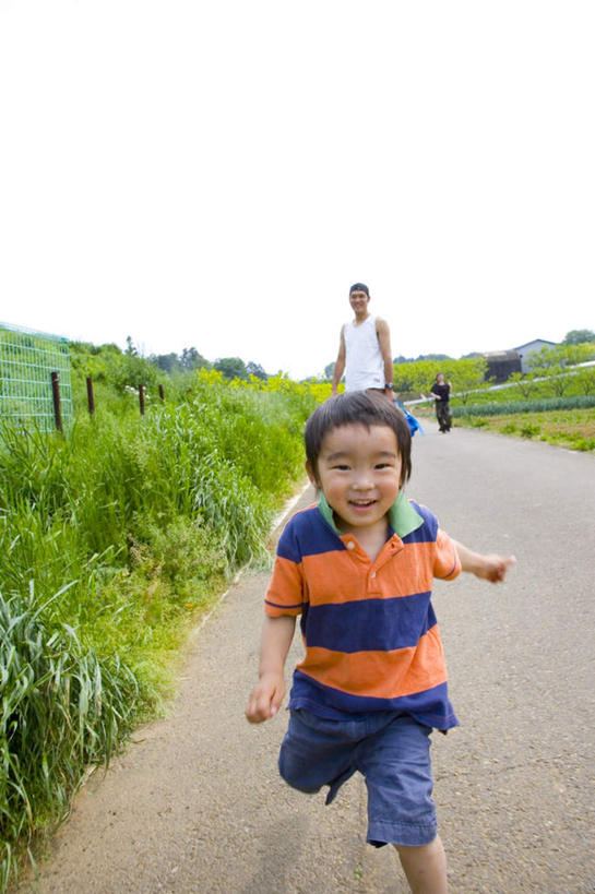 东方人,儿童,头发,两个人,家庭,父亲,儿子,栏杆,站,跑,伸展双臂,竖图,室外,白天,正面,锻炼,旅游,度假,纯洁,运动,草地,草坪,植物,道路,路,亚洲,阴影,条纹,服装,光线,影子,云,云朵,围栏,小路,交通,云彩,注视,休闲装,黄种人,娱乐,护栏,草,树,树木,小孩,衣服,黄色,蓝色,绿色,黑色,白云,蓝天,天空,阳光,自然,天,观察,看,站着,享受,休闲,温暖,温馨,父子,一家人,休闲服,放松,父爱,可爱,童年,童趣,服饰,乡间小路,生长,成长,观看,和睦,察看,关注,童真,烂漫,无邪,体育,天真,男孩,男人,男性,年轻男性,亚洲人,孩子,年轻人,敞开双臂,跑步,伸开双臂,展开双肩,站立,张开手臂,张开双臂,半身,彩图,健身,融洽,男生