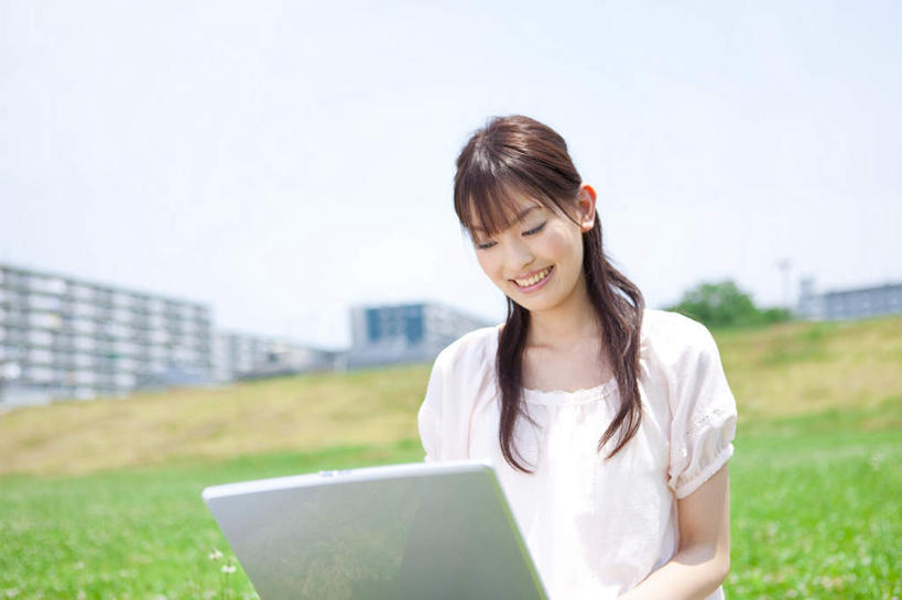 东方人,头发,一个人,家,坐,笑,摸,微笑,露齿笑,横图,室外,白天,正面,旅游,度假,电脑,笔记本电脑,草地,草坪,植物,亚洲,仅一个年轻女性,仅一个女性,仅一个人,抚摸,敲打,阴影,服装,光线,网络,影子,房屋,屋子,云,云朵,云彩,注视,休闲装,黄种人,娱乐,输入,通讯设备,楼房,住宅,草,树,树木,衣服,粉色,蓝色,绿色,黑色,白云,蓝天,天空,阳光,自然,天,打字,低头,观察,看,享受,休闲,休闲服,放松,服饰,生长,成长,观看,点击,一台,敲击,察看,无线,关注,通信设备,无线网络,无线上网,便携式电脑,按键,手提电脑,年轻女性,女人,女性,亚洲人,长发,触摸,接触,坐着,半身,彩图,房子