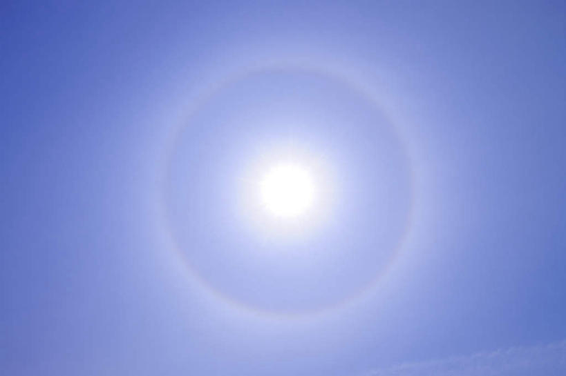 无人,横图,室外,白天,仰视,光晕,美景,太阳,阴影,光线,圆形,影子,圆圈,景观,云,云朵,云彩,一个,蓝色,白云,蓝天,天空,阳光,自然,天,闪耀,景色,单个,耀眼,气象,明亮,环形,自然风光,日晕,太阳光晕,彩图,低角度拍摄