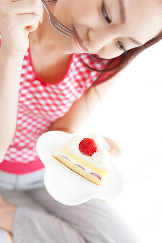 点心,东方人,头发,一个人,坐,捧,笑,摸,吃,微笑,露齿笑,竖图,俯视,室内,白天,白色背景,餐具,亚洲,仅一个年轻女性,仅一个女性,仅一个人,抚摸,握,服装,碟子,盘,勺子,食品,甜点,甜品,拿,拿着,注视,休闲装,黄种人,食物,糕点,一个,衣服,粉色,黑色,盘子,调羹,碟,汤匙,甜食,低头,观察,看,休闲,休闲服,握着,摄影,服饰,影棚,单个,观看,察看,关注,年轻女性,女人,女性,亚洲人,长发,触摸,端,端着,接触,嚼,捧着,食,手捧,坐着,半身,彩图,高角度拍摄,影棚拍摄,拍摄