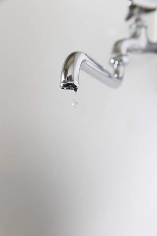 无人,竖图,室内,白天,仰视,金属制品,阴影,光线,金属,水龙头,影子,墙,开关,墙壁,墙面,一个,阳光,打开,单个,明亮,阀门,开启,水咀,彩图,低角度拍摄