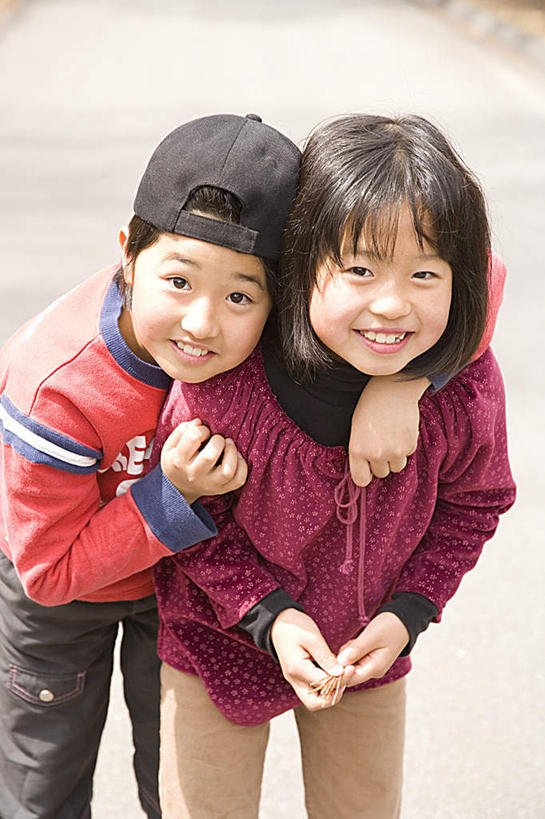 东方人,儿童,头发,两个人,伙伴,朋友,站,笑,摸,微笑,露齿笑,竖图,俯视,室外,白天,旅游,度假,友谊,纯洁,草地,草坪,植物,道路,路,帽子,亚洲,撑,抚摸,弯腰,阴影,服装,光线,影子,小路,交通,注视,休闲装,黄种人,娱乐,运动帽,草,小孩,衣服,粉色,红色,绿色,黑色,阳光,观察,看,站着,享受,休闲,休闲服,鸭舌帽,放松,可爱,童年,童趣,服饰,乡间小路,观看,察看,撑着,关注,童真,烂漫,无邪,弯身,一顶,天真,友情,男孩,男人,男性,女孩,女人,女性,亚洲人,触摸,接触,抬头,仰头,站立,半身,彩图,高角度拍摄,男生,女生