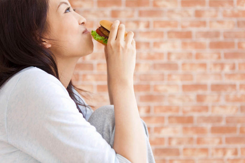 东方人,头发,一个人,坐,笑,摸,吃,微笑,露齿笑,横图,室内,白天,侧面,烹饪,西餐,餐桌,桌子,亚洲,仅一个年轻女性,仅一个女性,仅一个人,一排,抚摸,握,服装,整齐,墙,汉堡,料理,食品,拿,拿着,注视,休闲装,黄种人,菜肴,美食,墙壁,墙面,食物,排列,一个,衣服,红色,白色,黑色,快餐,观察,看,休闲,休闲服,砖头,西式,握着,服饰,佳肴,单个,餐台,观看,察看,队列,关注,西式快餐,垃圾食品,年轻女性,女人,女性,亚洲人,长发,触摸,接触,嚼,食,坐着,半身,彩图