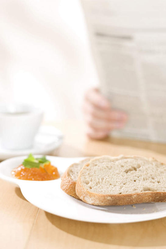 点心,面包,东方人,手,一个人,竖图,室内,白天,正面,报纸,杯子,餐具,亚洲,仅一个年轻女性,仅一个女性,仅一个人,一块,一张,切开,握,阴影,朦胧,模糊,光线,信息,瓷器,碟子,盘,影子,勺子,调料,食品,面点,咖啡杯,陶瓷制品,调味品,拿,调味料,拿着,黄种人,食物,糕点,阳光,盘子,调羹,碟,汤匙,切,手部,握着,新闻,瓷杯,剖面,切面,橘子酱,年轻女性,女人,女性,亚洲人,半身,彩图,报刊