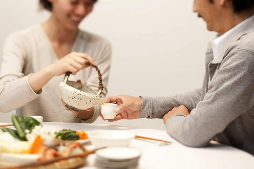 海鲜,东方人,头发,两个人,家庭,夫妻,坐,笑,摸,微笑,露齿笑,横图,室内,白天,正面,爱情,烹饪,餐桌,桌子,蔬菜,杯子,餐具,亚洲,倒,抚摸,握,服装,新鲜,碟子,壶,盘,墙,肉,虾,日本料理,料理,食品,浪漫,拿,拎,拿着,注视,休闲装,黄种人,水产,菜肴,美食,肉类,海洋生物,墙壁,墙面,水壶,食物,衣服,白色,黑色,盘子,茶壶,水杯,碟,日式料理,观察,看,休闲,日式,温暖,温馨,一家人,休闲服,恩爱,握着,恋人,服饰,佳肴,有机食品,绿色食品,餐台,观看,和睦,察看,关注,水生动物,海产品,水生物,肉食,海底动物,男人,男性,年轻男性,年轻女性,女人,女性,亚洲人,夫妇,情侣,茶杯,触摸,接触,坐着,半身,彩图,伴侣,融洽,拎着