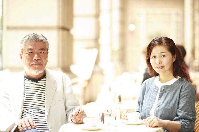 东方人,头发,两个人,家庭,夫妻,餐厅,坐,笑,摸,微笑,露齿笑,横图,室内,白天,正面,爱情,旅游,度假,餐桌,桌子,杯子,餐具,椅子,亚洲,抚摸,阴影,服装,光线,碟子,盘,影子,木椅,墙,浪漫,注视,休闲装,黄种人,娱乐,墙壁,墙面,玻璃制品,衣服,白色,黑色,阳光,盘子,水杯,碟,碗,观察,看,靠,靠着,倚靠,享受,休闲,温暖,温馨,一家人,休闲服,恩爱,放松,恋人,服饰,餐台,观看,和睦,察看,倚着,关注,老年男性,老年女性,男人,男性,女人,女性,亚洲人,长发,夫妇,情侣,玻璃杯,触摸,接触,坐着,半身,彩图,餐馆,饭店,饭馆,伴侣,融洽