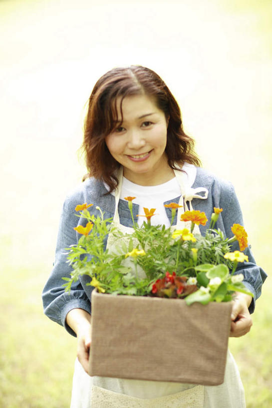 东方人,头发,一个人,站,捧,笑,摸,微笑,露齿笑,竖图,室内,白天,正面,叶子,亚洲,仅一个年轻女性,仅一个女性,仅一个人,许多,抚摸,握,阴影,服装,盛开,光线,影子,绿叶,拿,花蕾,拿着,注视,休闲装,黄种人,花,花瓣,花朵,鲜花,衣服,黄色,蓝色,黑色,阳光,花苞,花蕊,观察,看,站着,休闲,休闲服,嫩叶,握着,服饰,观看,察看,关注,年轻女性,女人,女性,亚洲人,长发,叶,叶片,触摸,端,端着,接触,捧着,手捧,站立,半身,彩图