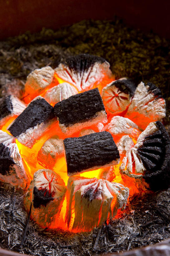 无人,竖图,俯视,室外,白天,火,一堆,阴影,堆叠,堆积,反射,火焰,木材,木头,影子,燃烧,木炭,红色,黑色,堆,彩图,高角度拍摄