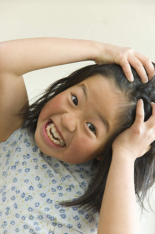 东方人,儿童,头发,一个人,站,举,摸,竖图,俯视,室内,白天,白色背景,纯洁,亚洲,仅一个女性,仅一个人,抚摸,服装,休闲装,黄种人,小孩,衣服,白色,黑色,托,站着,张嘴,仅一个小孩,休闲,休闲服,可爱,童年,童趣,摄影,服饰,影棚,烦躁,抓狂,烦恼,张大嘴巴,童真,烂漫,无邪,天真,女孩,女人,女性,亚洲人,孩子,长发,张开嘴,触摸,接触,举起,举手,举着,向上举,向上伸,向上托,站立,半身,彩图,高角度拍摄,影棚拍摄,拍摄,女生