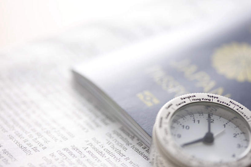 无人,横图,俯视,室内,特写,白天,桌面,报纸,一本,一块,一张,阴影,朦胧,模糊,时间,光线,信息,时钟,手表,影子,计时,阳光,钟表,表,新闻,护照,腕表,身份,通行证,钟,彩图,高角度拍摄,报刊