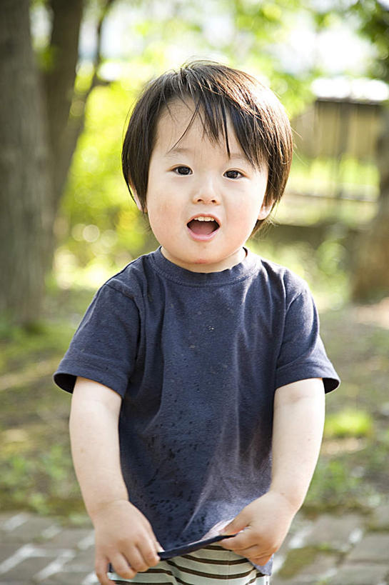 东方人,儿童,头发,一个人,站,笑,摸,微笑,露齿笑,竖图,室外,白天,正面,旅游,度假,纯洁,草地,草坪,植物,亚洲,仅一个男性,仅一个人,抚摸,握,阴影,服装,朦胧,模糊,光线,影子,注视,休闲装,黄种人,娱乐,草,树,树木,小孩,衣服,蓝色,绿色,黑色,蓝天,天空,阳光,自然,天,观察,看,站着,张嘴,仅一个小孩,享受,休闲,休闲服,放松,可爱,童年,童趣,握着,服饰,生长,成长,观看,察看,关注,张大嘴巴,童真,烂漫,无邪,天真,男孩,男人,男性,亚洲人,孩子,张开嘴,触摸,接触,站立,半身,彩图,男生