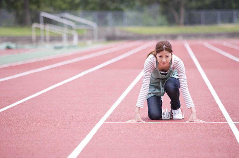 东方人,头发,一个人,体育馆,运动场,起跑线,起点,蹲,笑,摸,微笑,露齿笑,横图,室外,白天,正面,锻炼,旅游,度假,运动,草地,草坪,植物,亚洲,仅一个年轻女性,仅一个女性,仅一个人,撑,抚摸,阴影,服装,开始,光线,起跑器,影子,跑道,注视,休闲装,黄种人,娱乐,体育场,草,树,树木,一个,衣服,绿色,白色,黑色,阳光,自然,观察,看,享受,休闲,休闲服,放松,服饰,田径场,生长,单个,成长,观看,察看,撑着,关注,室外运动,户外运动,助跑器,起始,运动馆,年轻女性,女人,女性,亚洲人,长发,触摸,蹲着,接触,抬头,仰头,彩图,全身,健身,起跑点