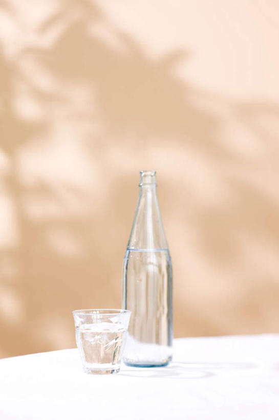 无人,竖图,俯视,室内,白天,水,桌面,杯子,阴影,光线,罐子,液体,影子,墙,水滴,墙壁,墙面,玻璃制品,一个,阳光,瓶子,水杯,单个,一瓶,玻璃杯,彩图,高角度拍摄