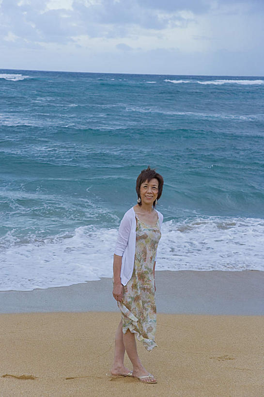 东方人,头发,一个人,站,笑,微笑,露齿笑,竖图,室外,白天,正面,旅游,度假,海浪,海洋,沙滩,水,亚洲,仅一个年轻女性,仅一个女性,仅一个人,阴影,飞溅,服装,溅,光线,沙子,液体,影子,海岸,浪花,水滴,云,云朵,沙地,云彩,扭头,注视,休闲装,黄种人,娱乐,水珠,衣服,蓝色,白色,黑色,白云,蓝天,天空,阳光,海水,天,观察,看,站着,转头,享受,休闲,休闲服,放松,服饰,观看,察看,关注,喷洒,海景,年轻女性,女人,女性,亚洲人,大海,风浪,海,海水的波动,海滩,近岸浪,涌浪,站立,彩图,全身