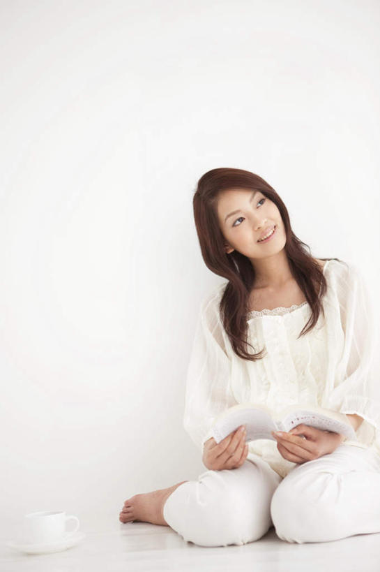 东方人,头发,一个人,坐,笑,摸,微笑,露齿笑,竖图,室内,白天,白色背景,正面,书籍,亚洲,仅一个年轻女性,仅一个女性,仅一个人,一本,抚摸,握,阴影,服装,光线,瓷砖,地砖,影子,墙,地面,拿,拿着,扭头,注视,休闲装,黄种人,墙壁,墙面,衣服,白色,黑色,阳光,观察,看,转头,休闲,休闲服,握着,摄影,服饰,影棚,观看,察看,关注,年轻女性,女人,女性,亚洲人,长发,书,图书,触摸,接触,坐着,半身,彩图,影棚拍摄,拍摄