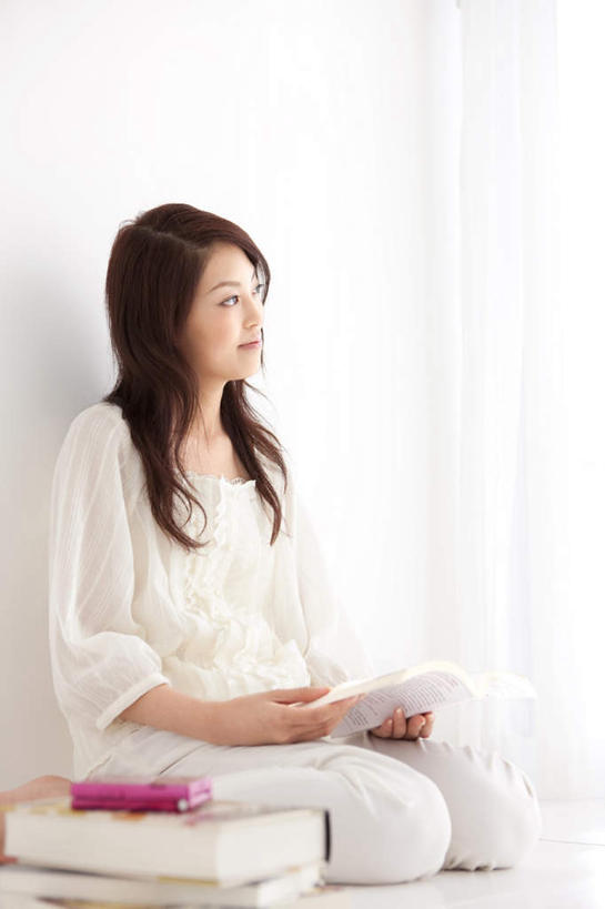 东方人,头发,一个人,坐,笑,摸,微笑,露齿笑,竖图,室内,白天,正面,书籍,亚洲,仅一个年轻女性,仅一个女性,仅一个人,一堆,许多,抚摸,握,阴影,堆叠,堆积,服装,光线,瓷砖,地砖,影子,墙,地面,拿,拿着,扭头,注视,休闲装,黄种人,墙壁,墙面,衣服,红色,白色,黑色,阳光,观察,看,靠,靠着,倚靠,转头,休闲,休闲服,握着,服饰,观看,堆,察看,倚着,关注,年轻女性,女人,女性,亚洲人,长发,书,图书,触摸,接触,坐着,彩图,全身