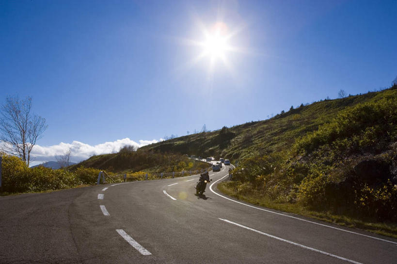 东方人,一个人,坐,横图,室外,白天,正面,旅游,度假,草地,草坪,美景,山,山脉,植物,道路,路,摩托车,日本,亚洲,仅一个男性,仅一个人,一辆,握,阴影,光线,影子,景观,山峰,云,云朵,小路,分界线,停车线,交通,山峦,云彩,黄种人,娱乐,车,草,树,树木,仅一个年轻男性,蓝色,绿色,白色,白云,蓝天,天空,阳光,自然,交通工具,群山,天,驾驶,行驶,享受,休闲,景色,放松,握着,乡间小路,生长,成长,车行道,车行道分界线,操纵,控制,自然风光,载具,标线,东亚,操控,车行线,本州,本州岛,日本国,岩手,岩手县,东北地方,把持,男人,男性,年轻男性,亚洲人,坐着,彩图,全身