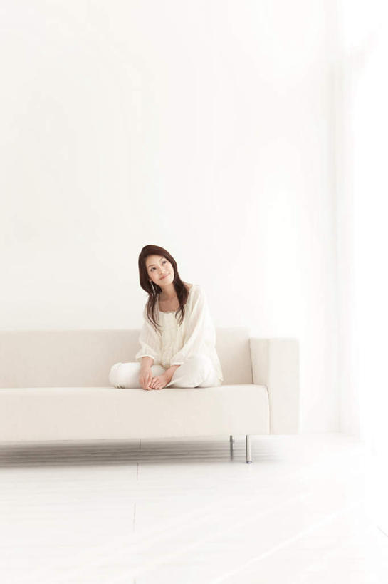 东方人,头发,一个人,坐,笑,摸,盘腿,微笑,露齿笑,竖图,室内,白天,正面,窗户,落地窗,沙发,亚洲,仅一个年轻女性,仅一个女性,仅一个人,抚摸,阴影,服装,光线,瓷砖,地砖,影子,墙,地面,扭头,注视,休闲装,黄种人,玻璃窗,墙壁,墙面,衣服,白色,黑色,阳光,观察,看,靠,靠着,倚靠,转头,休闲,休闲服,服饰,观看,察看,倚着,关注,布艺沙发,年轻女性,女人,女性,亚洲人,长发,触摸,接触,盘腿而坐,盘膝,盘着腿的,盘着腿坐,双腿交叉,坐着,彩图,全身