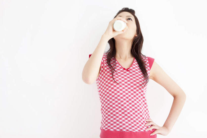 东方人,头发,一个人,站,笑,摸,微笑,露齿笑,横图,室内,白天,白色背景,正面,水,亚洲,仅一个年轻女性,仅一个女性,仅一个人,抚摸,握,服装,液体,水滴,拿,拿着,注视,休闲装,黄种人,手叉腰,一个,衣服,粉色,黑色,瓶子,塑料制品,叉腰,观察,看,站着,休闲,休闲服,塑料瓶,握着,摄影,服饰,影棚,单个,观看,察看,一瓶,关注,年轻女性,女人,女性,亚洲人,长发,触摸,接触,抬头,仰头,站立,半身,彩图,影棚拍摄,拍摄