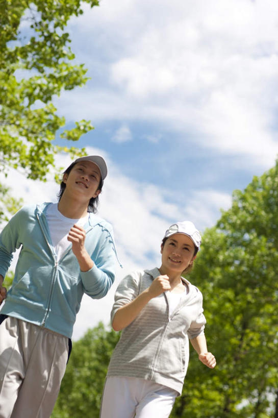 东方人,头发,两个人,家庭,夫妻,站,跑,竖图,室外,白天,仰视,爱情,锻炼,旅游,度假,运动,草地,草坪,植物,帽子,亚洲,阴影,服装,光线,影子,云,云朵,浪漫,云彩,注视,休闲装,黄种人,娱乐,运动帽,草,树,树木,衣服,蓝色,绿色,白色,黑色,白云,蓝天,天空,阳光,自然,天,观察,看,站着,享受,休闲,温暖,温馨,一家人,休闲服,鸭舌帽,恩爱,放松,抬手,恋人,服饰,生长,成长,观看,和睦,察看,关注,一顶,体育,男人,男性,年轻男性,年轻女性,女人,女性,亚洲人,夫妇,情侣,跑步,站立,半身,彩图,低角度拍摄,健身,伴侣,融洽