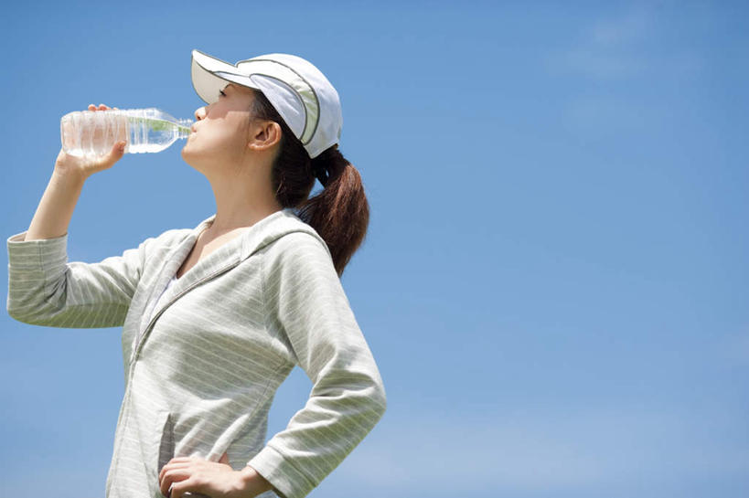 东方人,头发,一个人,站,举,闭眼,横图,室外,白天,侧面,旅游,度假,水,亚洲,仅一个年轻女性,仅一个女性,仅一个人,喝,握,阴影,服装,光线,液体,影子,水滴,云,云朵,拿,云彩,拿着,休闲装,黄种人,娱乐,手叉腰,一个,衣服,蓝色,黑色,白云,蓝天,天空,阳光,瓶子,塑料制品,天,叉腰,托,站着,享受,休闲,休闲服,塑料瓶,放松,握着,服饰,单个,年轻女性,女人,女性,亚洲人,长发,闭眼睛,闭着眼,闭着眼睛,举起,举手,举着,抬头,向上举,向上伸,向上托,仰头,站立,半身,彩图