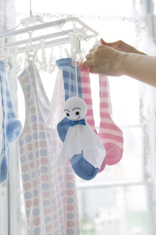 东方人,手,一个人,摸,竖图,室内,特写,白天,正面,窗户,落地窗,亚洲,仅一个年轻女性,仅一个女性,仅一个人,抚摸,握,悬挂,阴影,条纹,节日,光线,背心,影子,塑料,墙,拿,两双,拿着,黄种人,文化,袜子,玻璃窗,墙壁,墙面,衣服,红色,蓝色,阳光,夹子,塑料制品,祈祷,健康,手部,握着,许愿,宗教,信仰,纪念,祈求,晴天娃娃,衣夹,放晴娘,晴天和尚,扫晴娘,扫天婆,平安,年轻女性,女人,女性,亚洲人,触摸,接触,半身,彩图