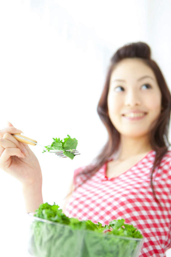 东方人,一个人,举,捧,笑,微笑,露齿笑,竖图,室内,白天,白色背景,仰视,水果,亚洲,仅一个年轻女性,仅一个女性,仅一个人,握,服装,朦胧,模糊,蔬菜沙拉,沙拉,拿,拿着,扭头,注视,休闲装,黄种人,色拉,沙律,衣服,观察,看,托,转头,休闲,休闲服,握着,摄影,服饰,有机食品,绿色食品,影棚,观看,色拉酱,一份,察看,关注,千岛酱,年轻女性,女人,女性,亚洲人,端,端着,举起,举手,举着,捧着,手捧,向上举,向上伸,向上托,半身,彩图,低角度拍摄,影棚拍摄,拍摄