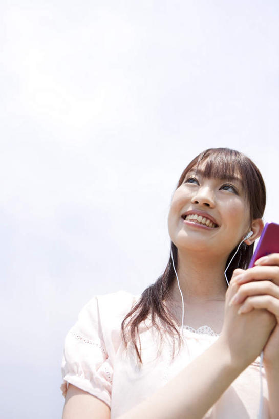 东方人,一个人,站,笑,微笑,露齿笑,竖图,室外,白天,仰视,陶醉,快乐,亚洲,仅一个年轻女性,仅一个女性,仅一个人,握,服装,朦胧,模糊,云,云朵,音乐,拿,云彩,音乐播放器,拿着,休闲装,黄种人,一个,衣服,红色,蓝色,白云,蓝天,天空,天,站着,享受,休闲,休闲服,握着,服饰,晴朗,单个,MP3播放器,年轻女性,女人,女性,亚洲人,晴空,站立,半身,彩图,低角度拍摄,播放器,沉醉