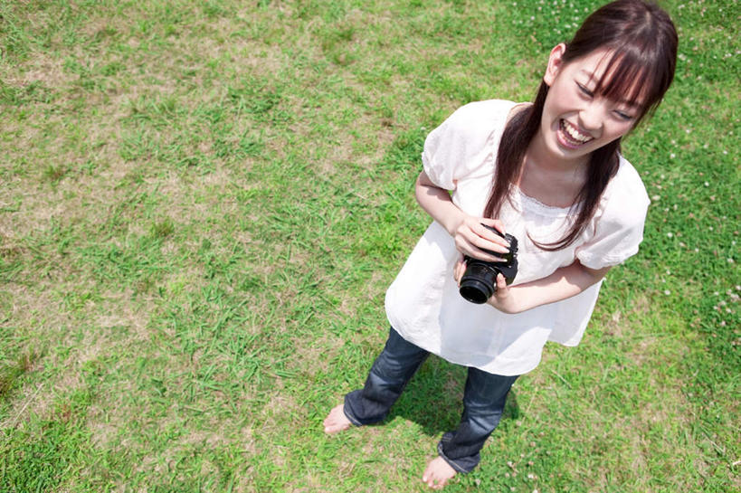 东方人,一个人,站,笑,微笑,露齿笑,横图,俯视,室外,白天,草地,草坪,植物,相机,亚洲,仅一个年轻女性,仅一个女性,仅一个人,握,阴影,服装,朦胧,模糊,光线,影子,拿,拿着,注视,休闲装,黄种人,草,拍照,衣服,绿色,阳光,数码相机,观察,看,站着,张嘴,休闲,休闲服,单反,握着,摄影,服饰,观看,单反相机,察看,关注,张大嘴巴,年轻女性,女人,女性,亚洲人,照相机,张开嘴,站立,彩图,高角度拍摄,全身,照相