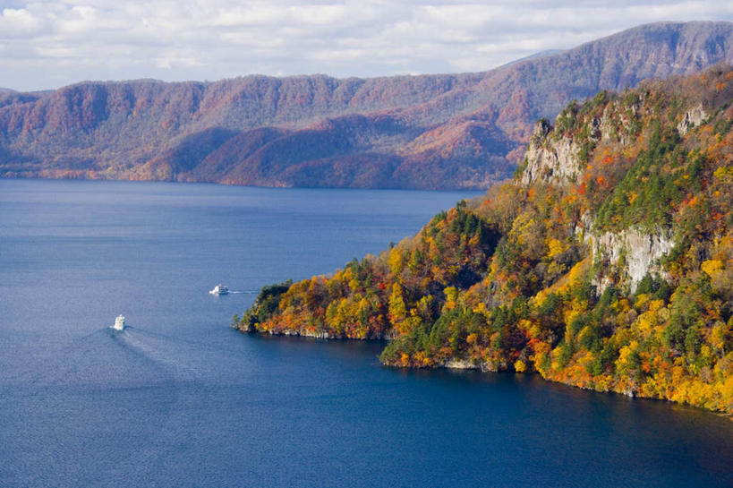 无人,公园,横图,俯视,室外,白天,旅游,度假,湖,湖泊,美景,山,山脉,水,秋田县,日本,亚洲,朦胧,模糊,湖面,景观,山峰,水流,水面,云,云朵,山峦,云彩,娱乐,蓝色,白云,蓝天,天空,自然,湖水,群山,天,享受,休闲,景色,放松,晴朗,自然风光,东亚,本州,本州岛,日本国,秋田,岩手,岩手县,青森,青森县,东北地方,十和田湖,十和田八幡平国立公园,晴空,彩图,高角度拍摄
