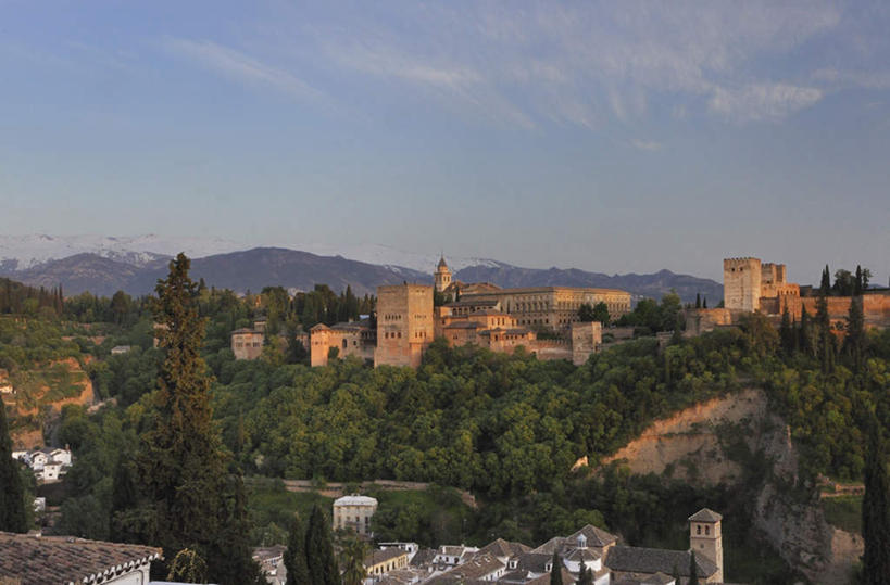 无人,横图,室外,白天,正面,旅游,度假,名胜古迹,山,山脉,树林,植物,标志建筑,地标,建筑,西班牙,欧洲,格林纳达,朦胧,模糊,遗迹,山峰,山峦,古迹,文物,娱乐,建设,古建筑,安达卢西亚,树,树木,蓝色,绿色,蓝天,天空,自然,群山,天,享受,休闲,旅游胜地,放松,生长,晴朗,成长,南欧,安达鲁西亚,古文明,万里无云,西班牙王国,安达卢西亚自治区,晴空,晴空万里,彩图