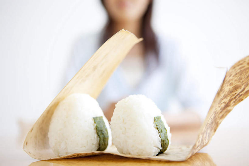 米饭,饭团,东方人,一个人,坐,横图,室内,特写,白天,正面,烹饪,亚洲,仅一个年轻女性,仅一个女性,仅一个人,阴影,服装,朦胧,模糊,光线,影子,海苔,日本料理,料理,食品,紫菜,饭,休闲装,黄种人,菜肴,美食,食物,两个,衣服,白色,阳光,日式料理,休闲,日式,休闲服,服饰,佳肴,五谷,年轻女性,女人,女性,亚洲人,坐着,半身,彩图