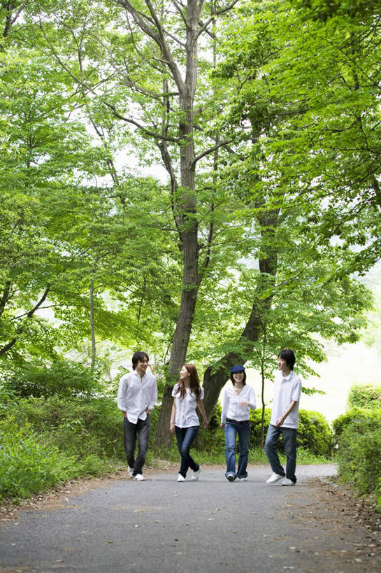 东方人,四个人,伙伴,朋友,走,笑,说,微笑,露齿笑,竖图,室外,白天,正面,旅游,度假,讨论,友谊,树林,植物,道路,路,亚洲,服装,朦胧,模糊,小路,交通,休闲装,黄种人,娱乐,树,树木,衣服,绿色,自然,享受,休闲,休闲服,放松,服饰,乡间小路,生长,成长,双手抄兜,双手放兜,交流,友情,男人,男性,年轻男性,年轻女性,女人,女性,亚洲人,步行,插兜,沟通,讲话,交谈,两手抄兜,两手放兜,散步,商讨,手插兜,手放口袋,说话,谈话,走路,彩图,全身,手抄兜