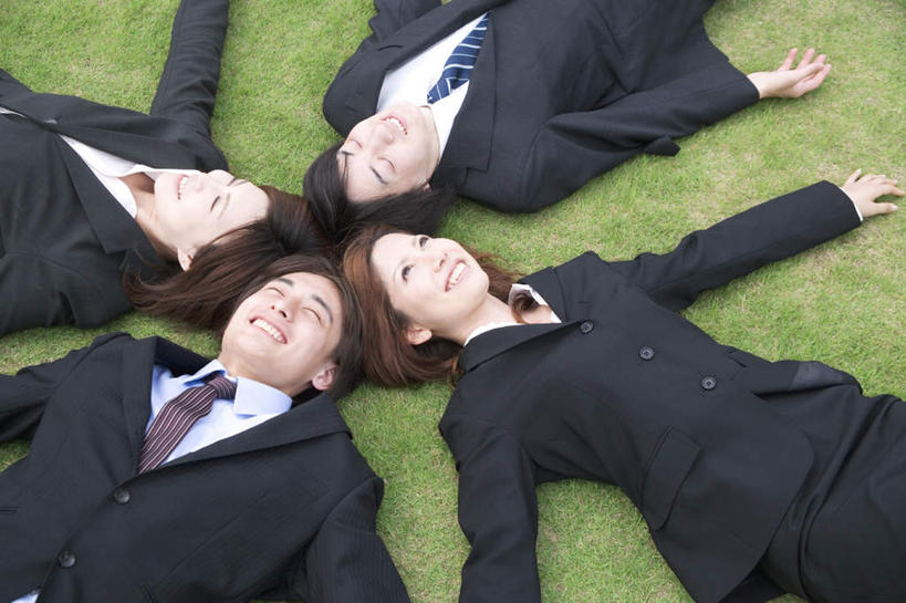 东方人,四个人,同事,商务人士,商务男性,商务女性,躺,笑,微笑,露齿笑,横图,俯视,室外,白天,衬衫,成功,合作,团队,集体,信心,草地,草坪,植物,亚洲,阴影,套装,朦胧,模糊,光线,影子,注视,黄种人,队伍,草,排列,绿色,阳光,观察,看,观看,察看,领导,成就,关注,商务装,合伙,领袖,工薪阶层,摆列,卧着,男人,男性,年轻男性,年轻女性,女人,女性,亚洲人,白领,上班族,躺着,卧,半身,彩图,高角度拍摄,衬衣,布列,分列