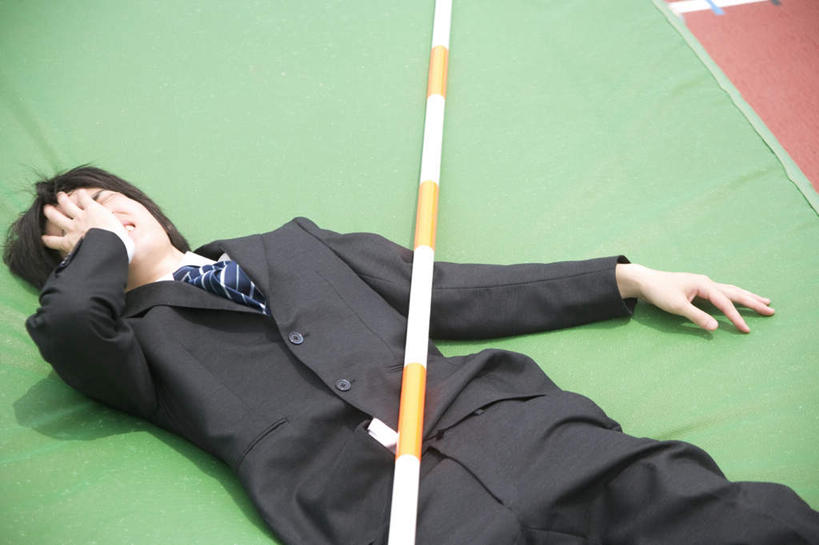 东方人,一个人,商务人士,商务男性,躺,横图,俯视,室外,白天,衬衫,锻炼,失败,运动,亚洲,仅一个男性,仅一个人,阴影,套装,沮丧,朦胧,模糊,光线,影子,田径,黄种人,仅一个年轻男性,阳光,难受,无奈,遮,遮掩,失望,悲伤,掩盖,伤心,遮挡,难过,失落,商务装,工薪阶层,遮盖,颓废,挫败,受挫,落败,落空,错过,失足,失意,失策,失算,颓丧,衰颓,悲哀,懊丧,颓靡,气馁,丧气,掩饰,卧着,败北,挫折,失利,体育,撑杆跳,男人,男性,年轻男性,亚洲人,白领,上班族,躺着,卧,半身,彩图,高角度拍摄,衬衣,健身